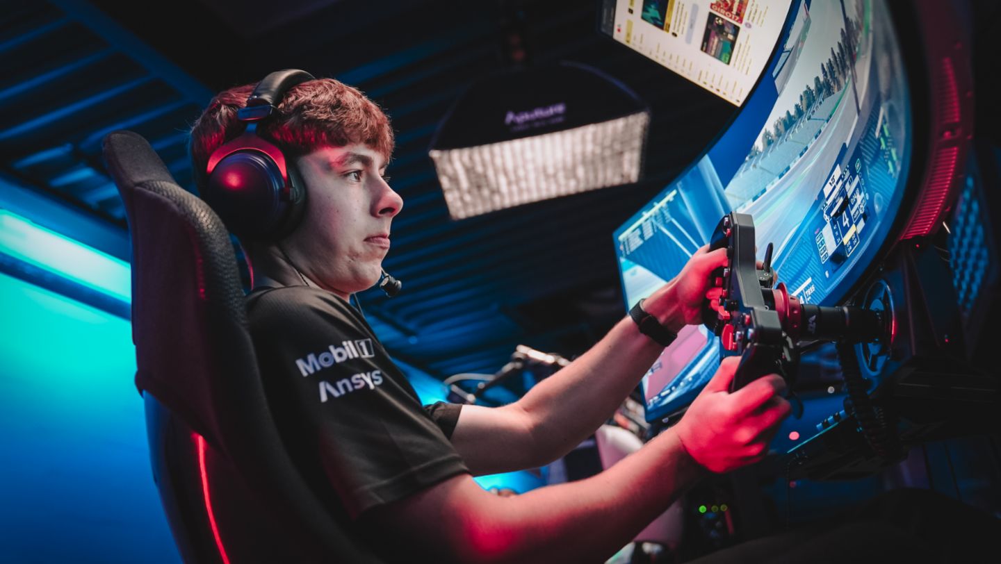 Charlie Collins (UK), Esports ESL R1, Hockenheim, Porsche Coanda Esports Racing Team, 2024, Porsche AG