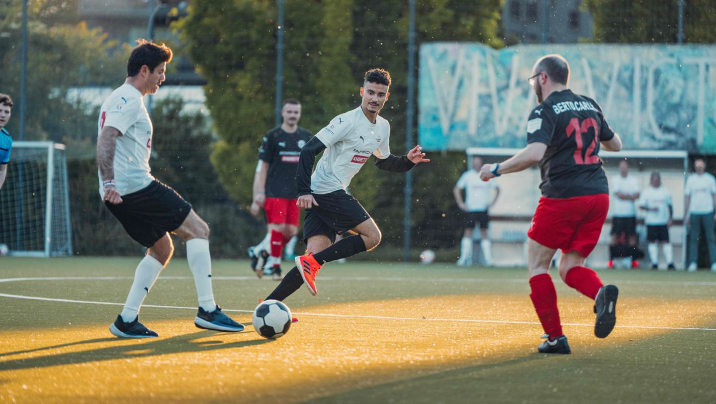 Pascal Wehrlein (m), Football match TAG Heuer Formula E team vs. Andretti Formula E team, Berlin, Germany, 2024, Porsche AG