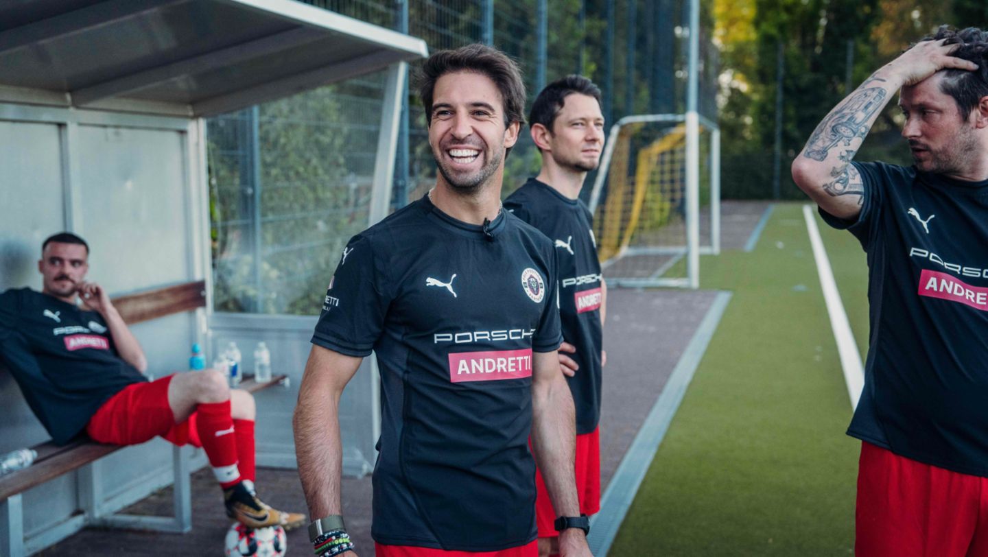 António Félix da Costa (m), Football match TAG Heuer Formula E team vs. Andretti Formula E team, Berlin, Germany, 2024, Porsche AG
