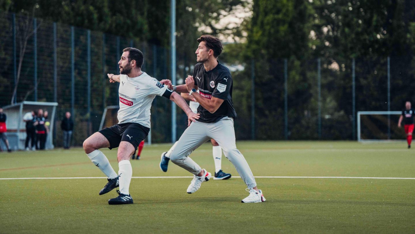 Jake Dennis (r), Football match TAG Heuer Formula E team vs. Andretti Formula E team, Berlin, Germany, 2024, Porsche AG