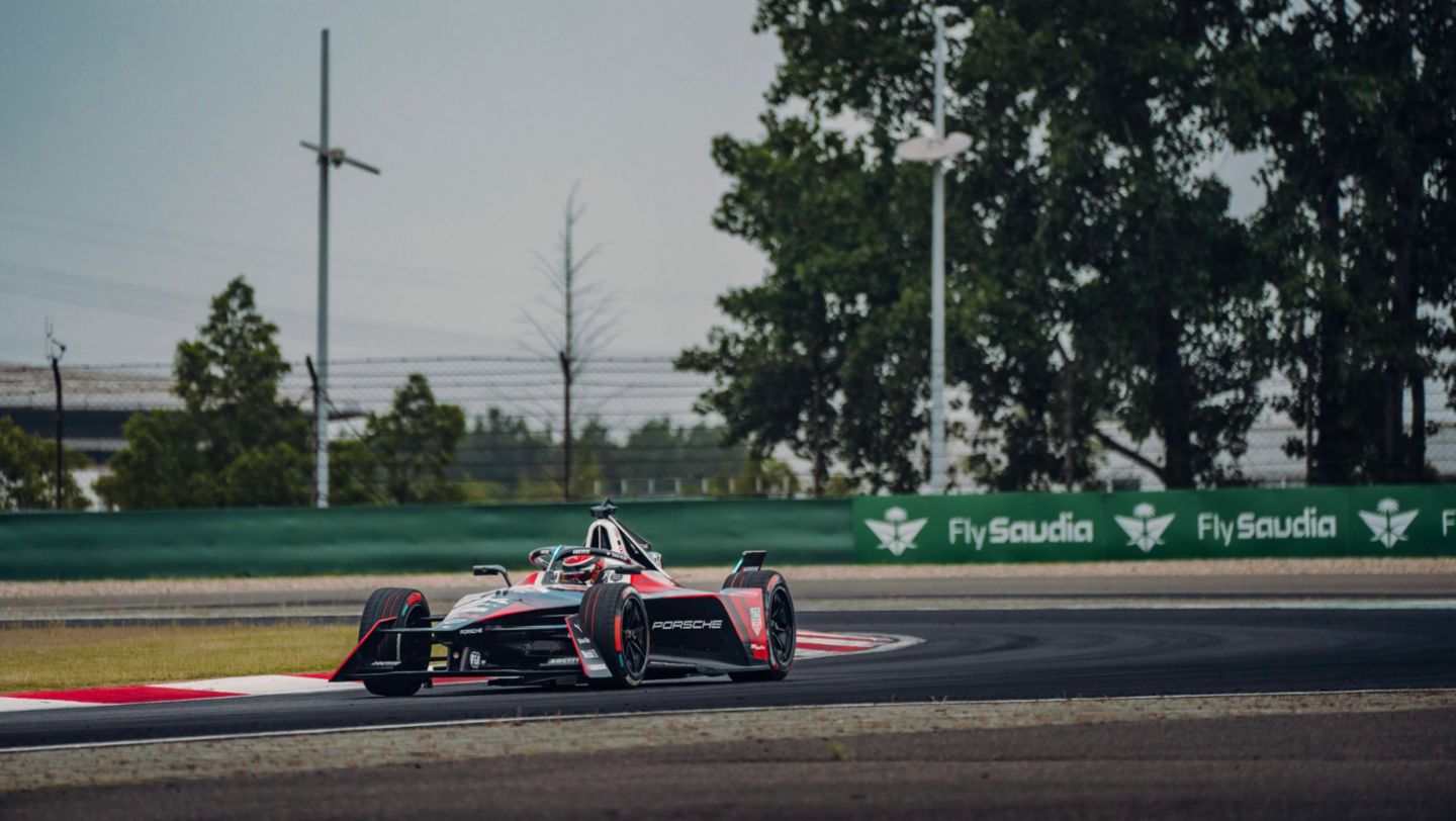 Porsche 99X Electric (#94), Pascal Wehrlein, TAG Heuer Porsche Formel-E-Team, Formel E, London, Großbritannien, 2024, Porsche AG