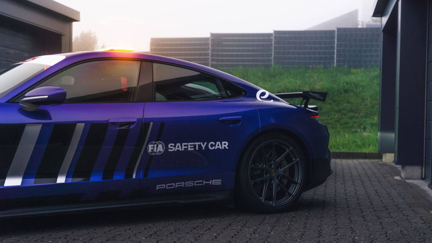 Porsche Taycan Turbo GT mit Weissach-Paket, FIA Formel E Safety Car, 2024, Porsche AG