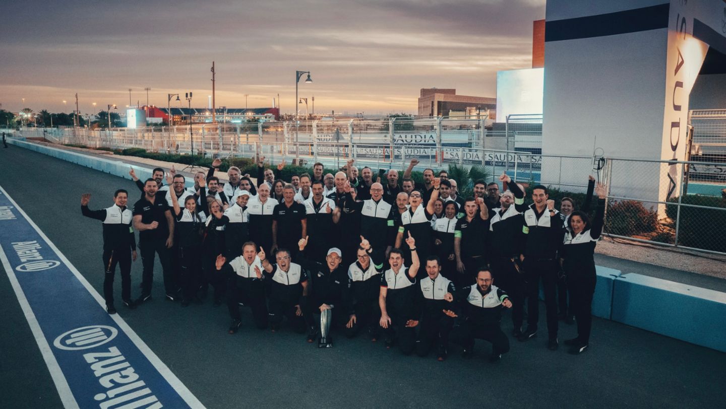 Podio, primera carrera de Porsche en Fórmula E, E-Prix de Diriyah, 2019, Porsche AG
