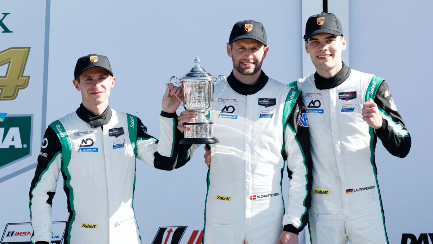 Sebastian Priaulx (GB), Michael Christensen (DIN) y Laurin Heinrich (ALE) (i-d), AO Racing (nº 77), 24 Horas de Daytona, 2024, Porsche AG