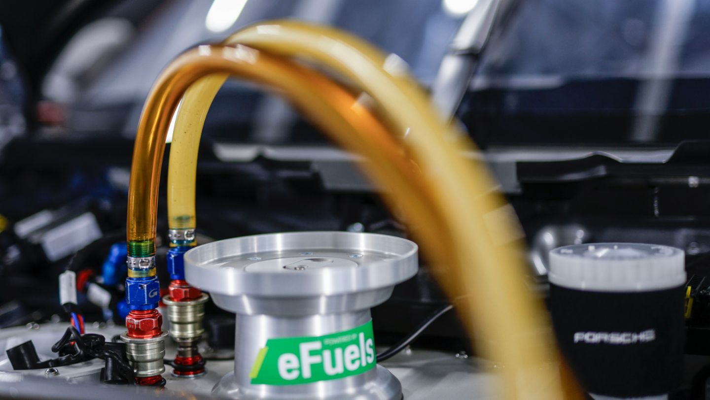 eFuels, Porsche Mobil 1 Supercup 2024, Imola, Italy, 2024, Porsche AG