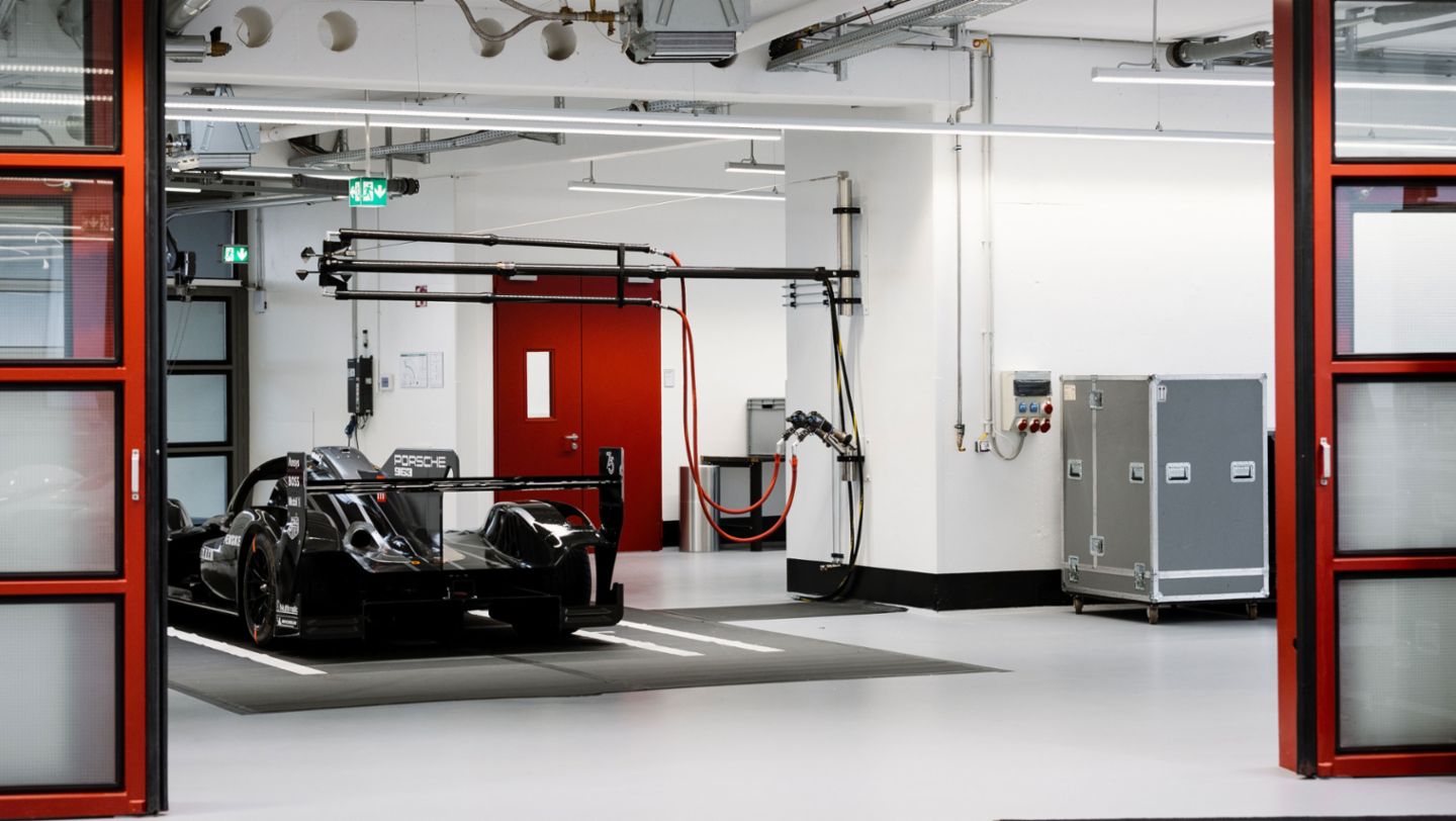 Porsche Penske Motorsport, área de trabajo en la sede de Mannheim, 2024, Porsche AG