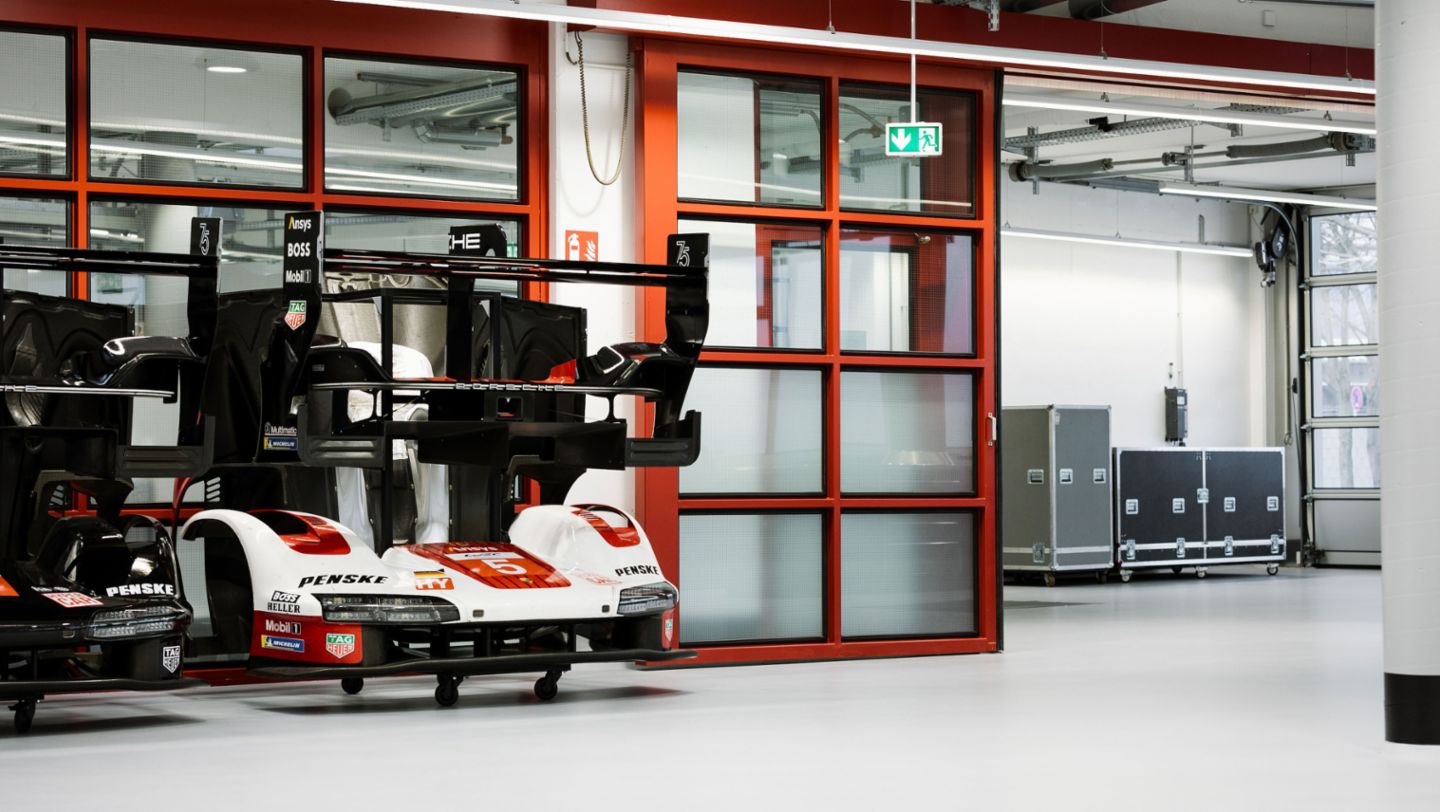 Porsche Penske Motorsport, área de trabajo en la sede de Mannheim, 2024, Porsche AG