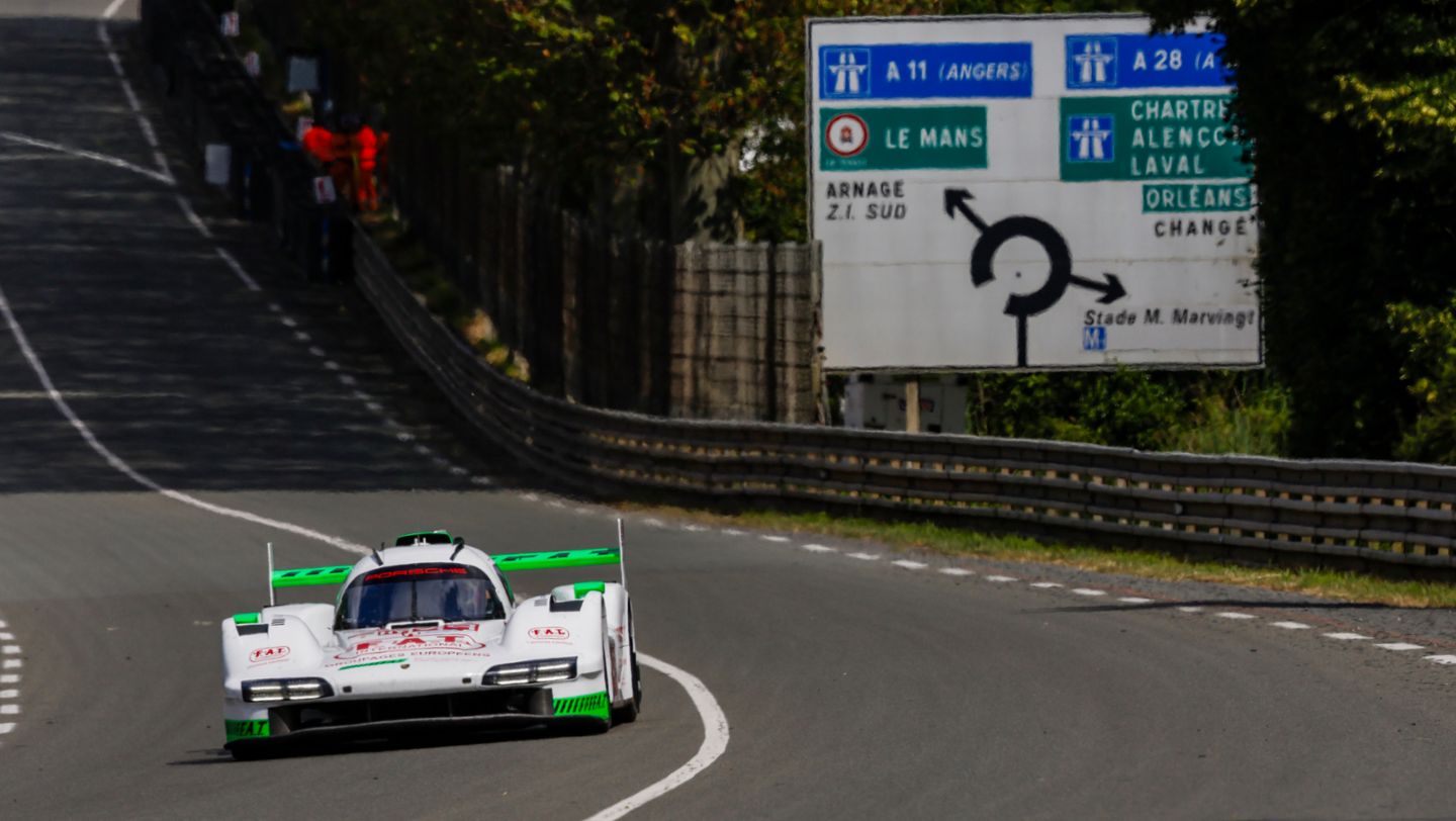 Neel Jani (CH), Julien Andlauer (F), Harry Tincknell (UK), Proton Competition (#99), Porsche 963, FIA WEC, test day, Le Mans (F), 2024, Porsche AG