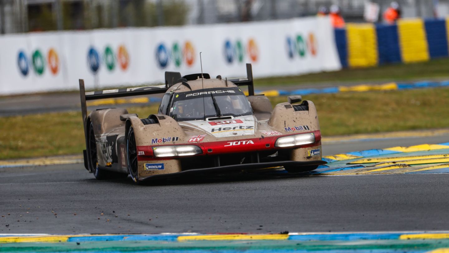 Porsche 963, Hertz Team Jota (#38), Jenson Button (UK), Phil Hanson (UK), Oliver Rasmussen (DK), Le Mans, France, 2024, Porsche AG
