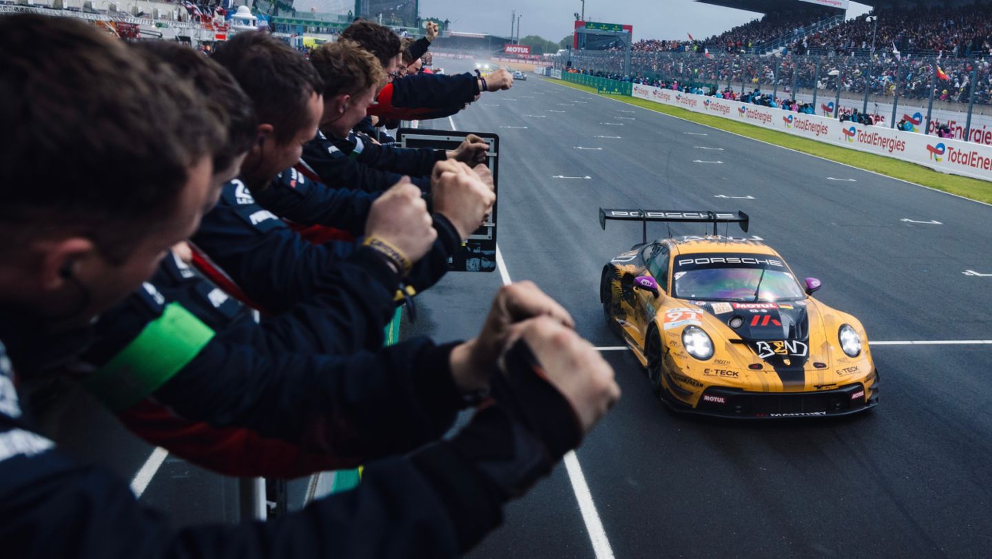 Yasser Shahin (AUS), Morris Schuring (NL), Richard Lietz (A), Porsche 911 GT3 R, Manthey EMA (#91), France/Le Mans, 2024, Porsche AG