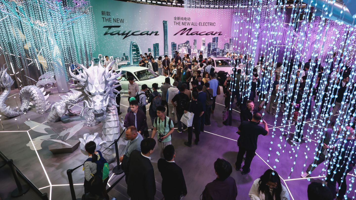 Taycan, Macan Turbo Electric (i-d), Salón de Pekín, China, 2024, Porsche AG