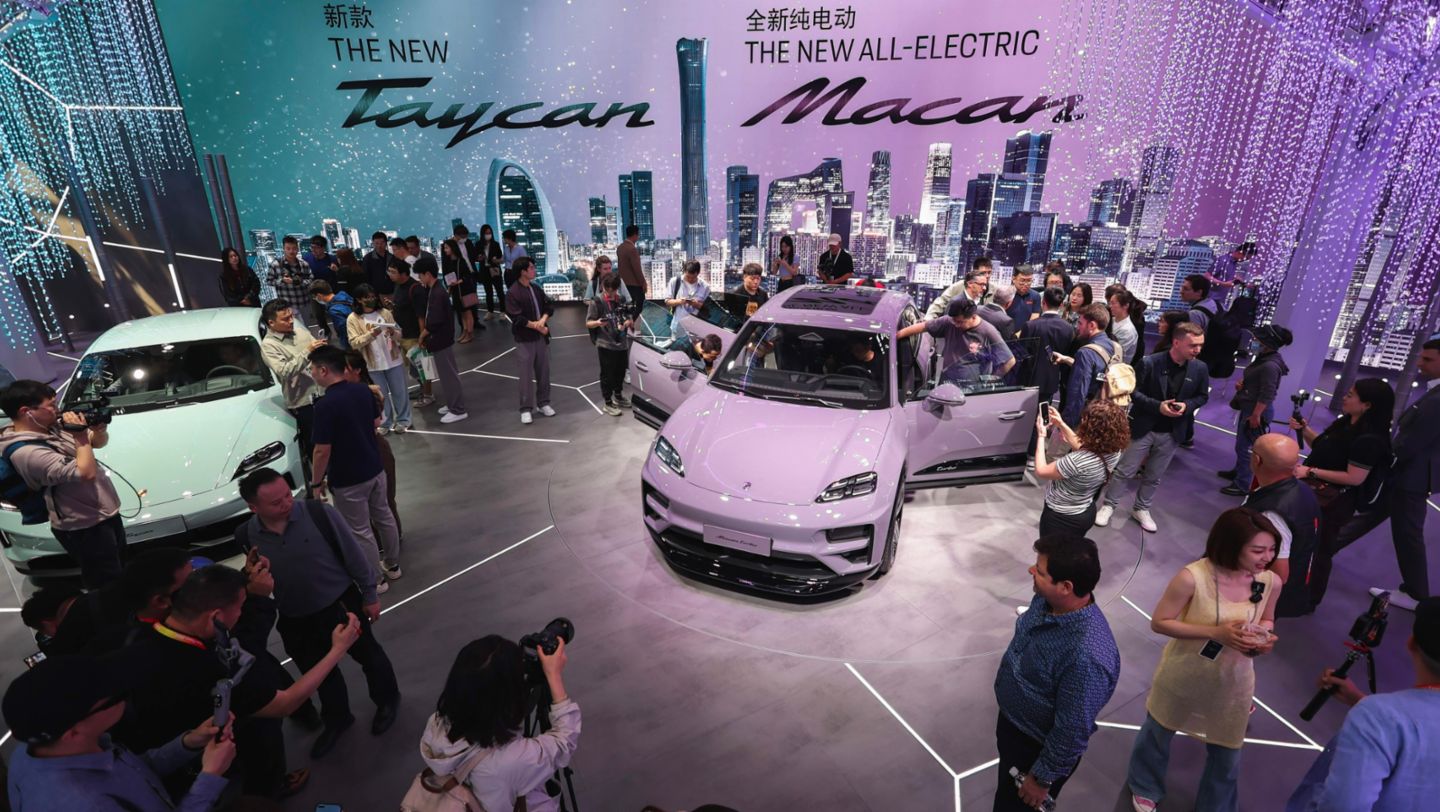 Taycan, Macan Turbo Electric (i-d), Salón de Pekín, China, 2024, Porsche AG