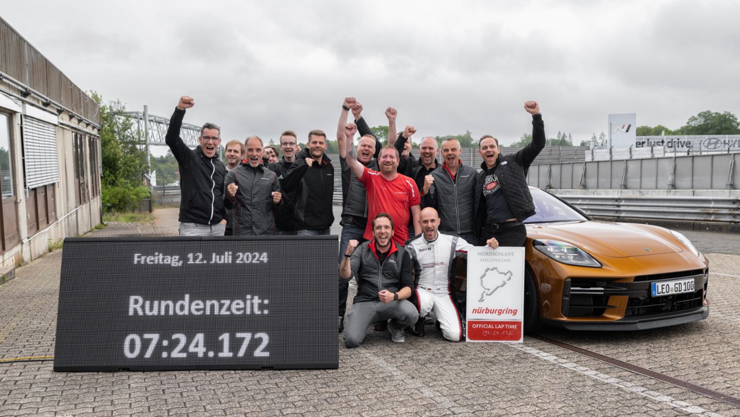 Lars Kern y el equipo de competición, unidad preserie del Panamera, Nürburgring, 2024, Porsche AG
