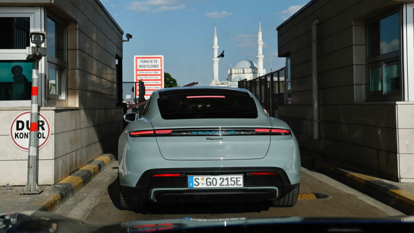 Taycan mit Performance Batterie Plus, Roadtrip Stuttgart - Istanbul - Stuttgart, 2024, Porsche AG