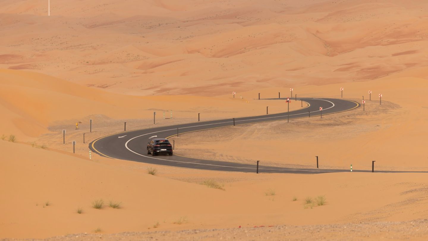 Cayenne S Coupé, desierto de Dubái, Emiratos Árabes Unidos, 2024, Porsche AG