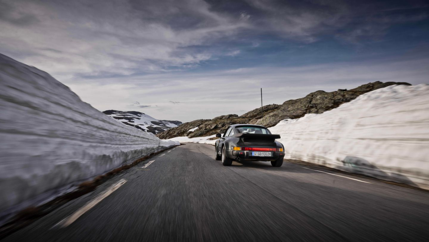 911 Turbo 3.3 (930), Fjordluft, Lærdal, Norwegen, 2024, Porsche AG