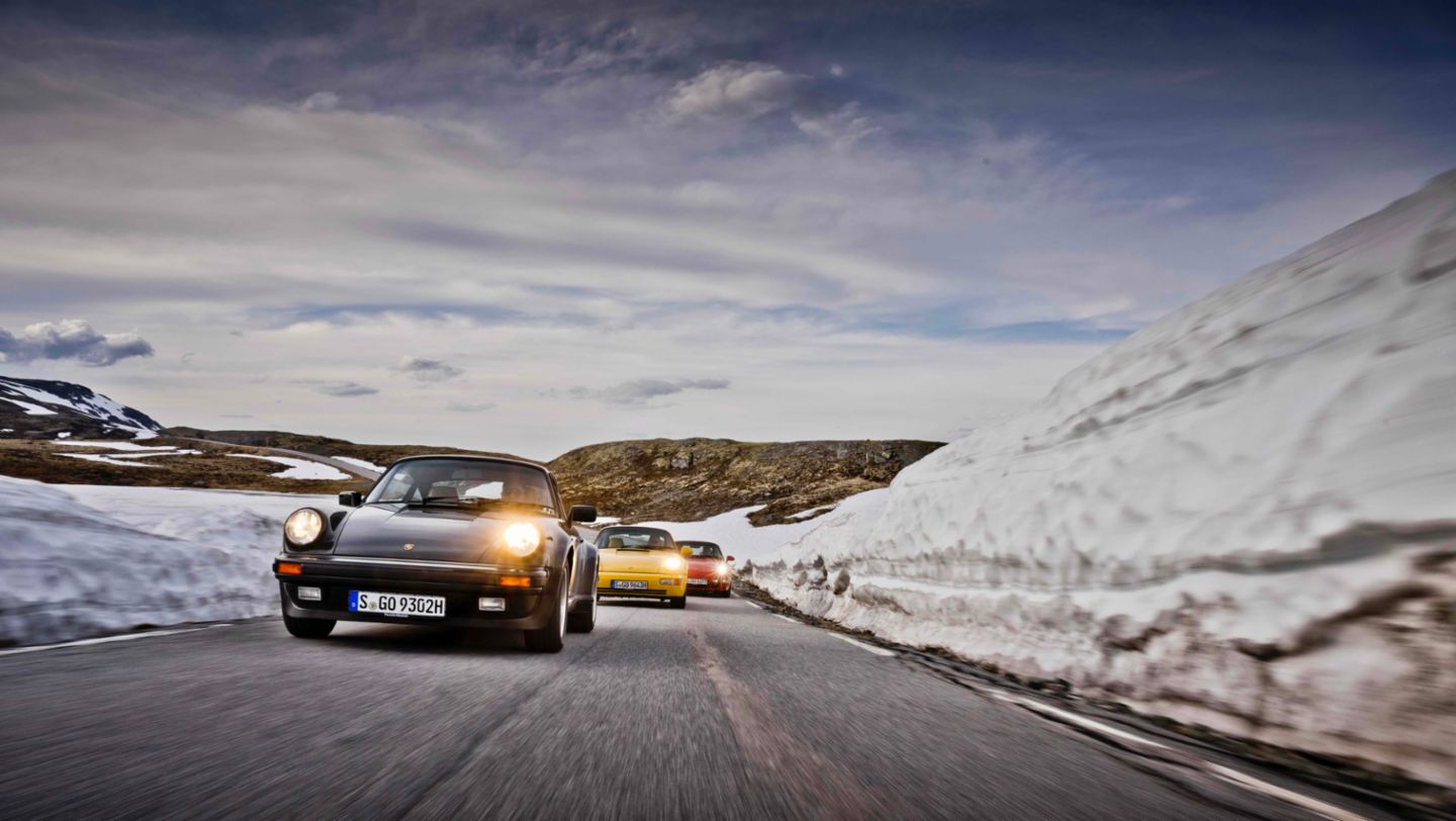 911 Turbo 3.3 (930), 911 Turbo 3.6 (964), 911 Turbo (993, l-r), Fjordluft, Lærdal, Norwegen, 2024, Porsche AG