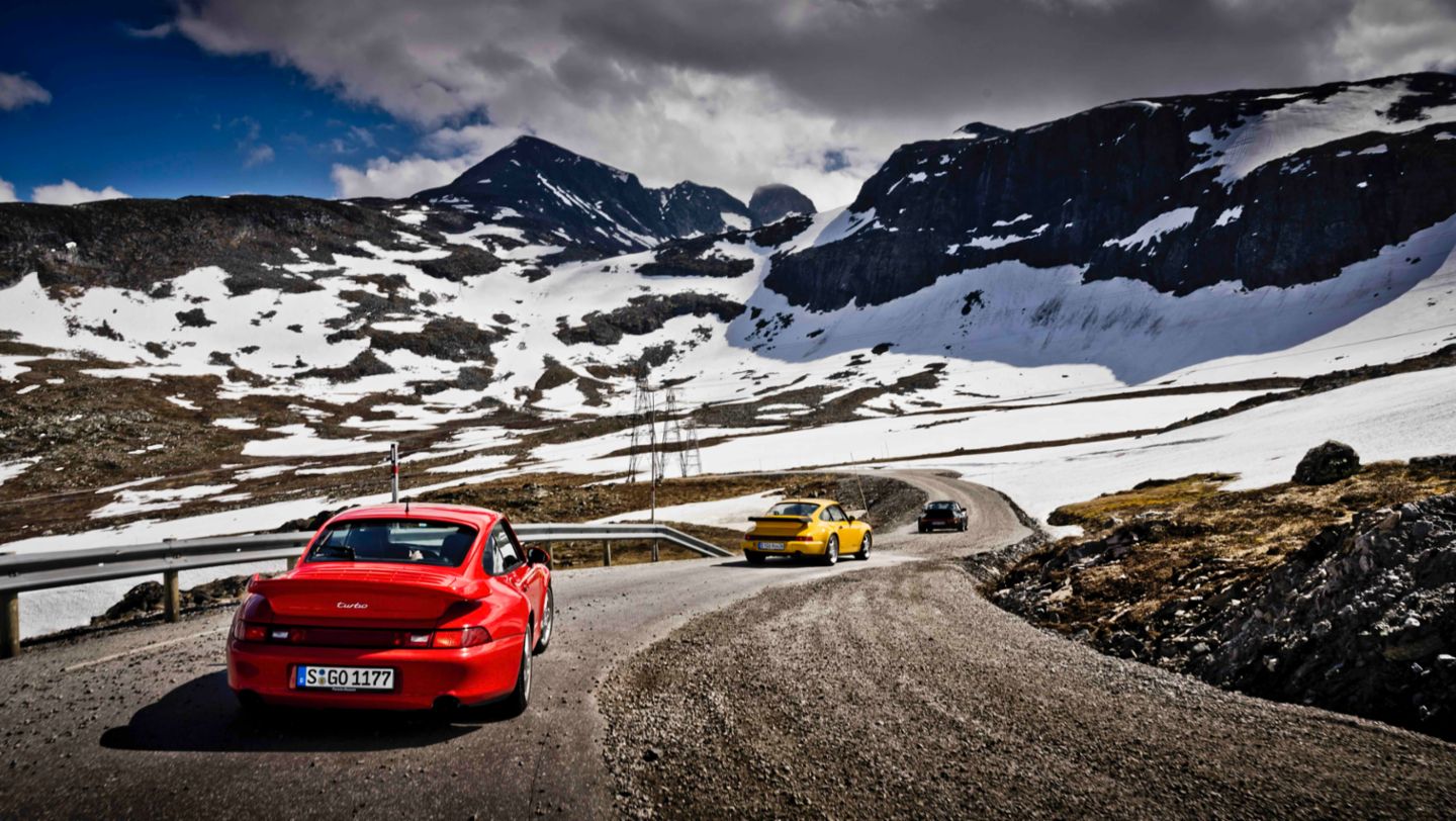 911 Turbo (993), 911 Turbo 3.6 (964), 911 Turbo 3.3 (930, l-r), Fjordluft, Lærdal, Norwegen, 2024, Porsche AG