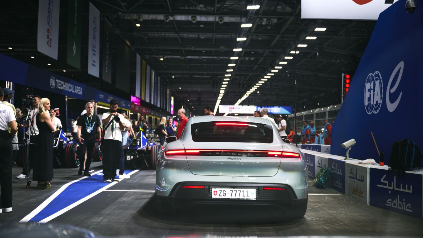 Taycan with Performance Battery Plus, London, 2024, Porsche AG