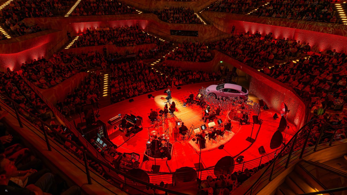 Nico Santos, Macan 4 Electric, Elbphilharmonie, Hamburg, 2024, Porsche AG