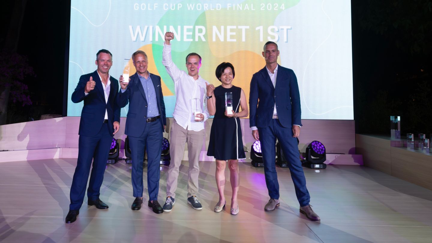 Gewinner der Netto-Kategorien mit Paul Casey (l) und Sebastian Mertke (r), Porsche Golf Cup World Final, Club de Golf Alcanada, Mallorca, Spanien, 2024, Porsche AG