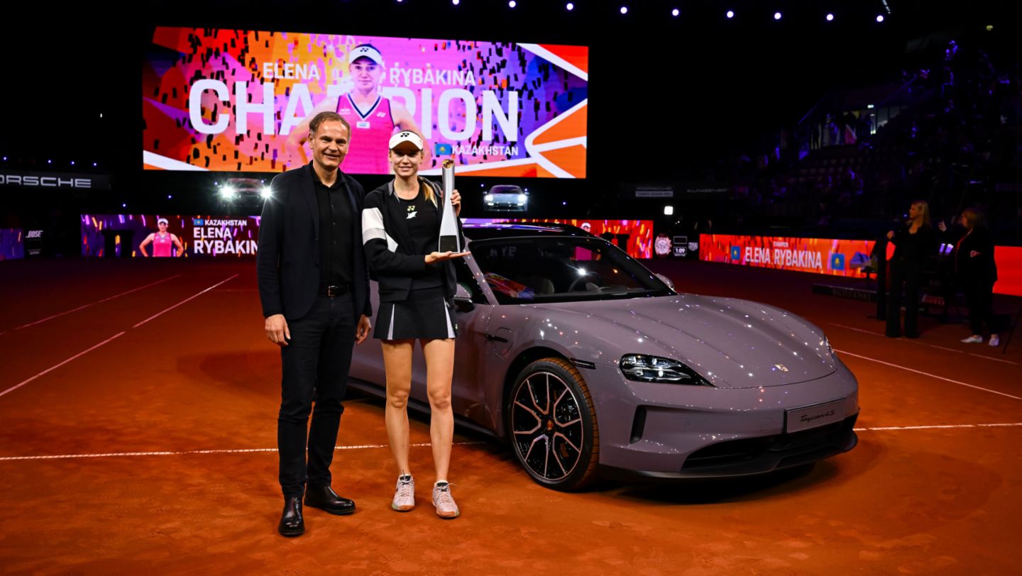 Oliver Blume (Presidente del Consejo de Dirección de Porsche AG), Elena Rybakina (ganadora del Porsche Tennis Grand Prix 2024), Porsche Tennis Grand Prix, 2024, Porsche AG