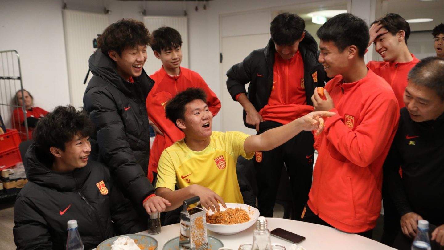 Chinesische U16-Mannschaft beim VfB Stuttgart, 2024, Porsche AG
