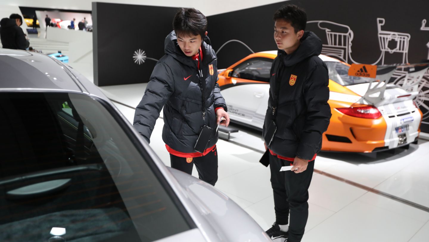 Chinesische U16-Nationalmannschaft zu Gast im Porsche Museum, 2024, Porsche AG