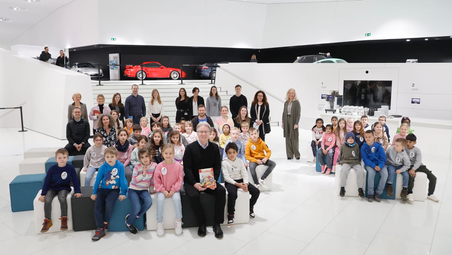 Vorleseaktion, Andreas Haffner, Vorstand für Personal- und Sozialwesen, Porsche Museum, 2024, Porsche AG