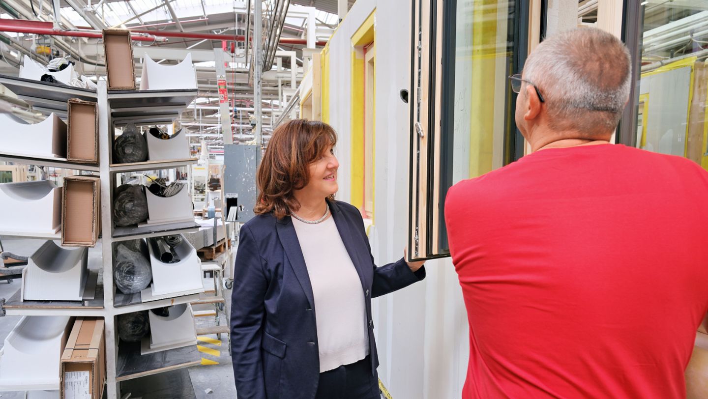 Heidi Weber-Mühleck, Managing Partner of WeberHaus, Fabrice Roser, Production Employee (l-r), WeberHaus production, 2025, Porsche Consulting GmbH