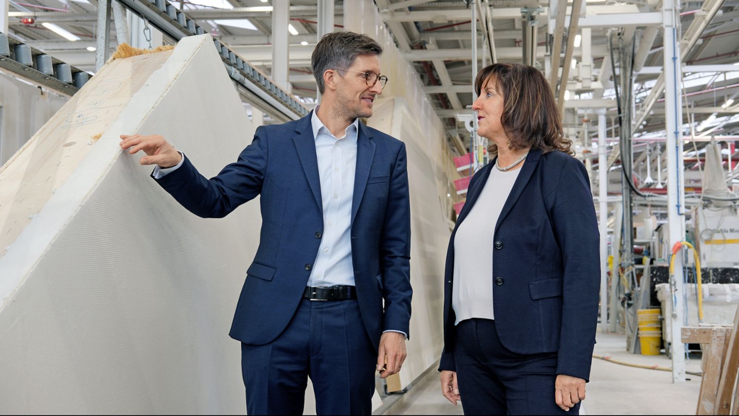 Dr. Manuel Schönwitz, Technical Director of the WeberHaus plant in Wenden-Hünsborn, Heidi Weber-Mühleck, Managing Partner of WeberHaus (l-r), 2025, Porsche Consulting GmbH