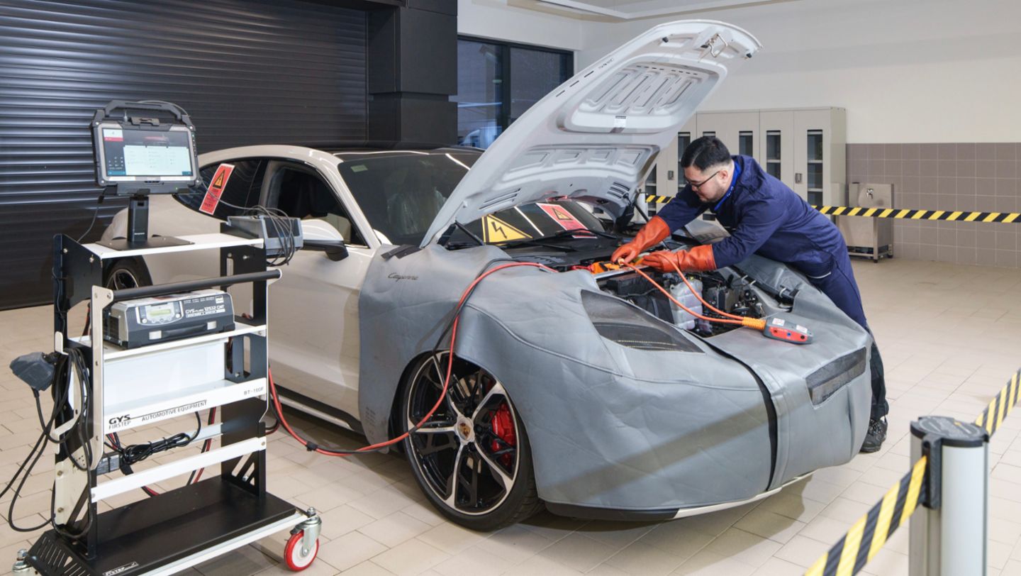 High Voltage Vehicle Maintenance, Porsche Service Centre Seongsu, Korea, 2025, Porsche AG
