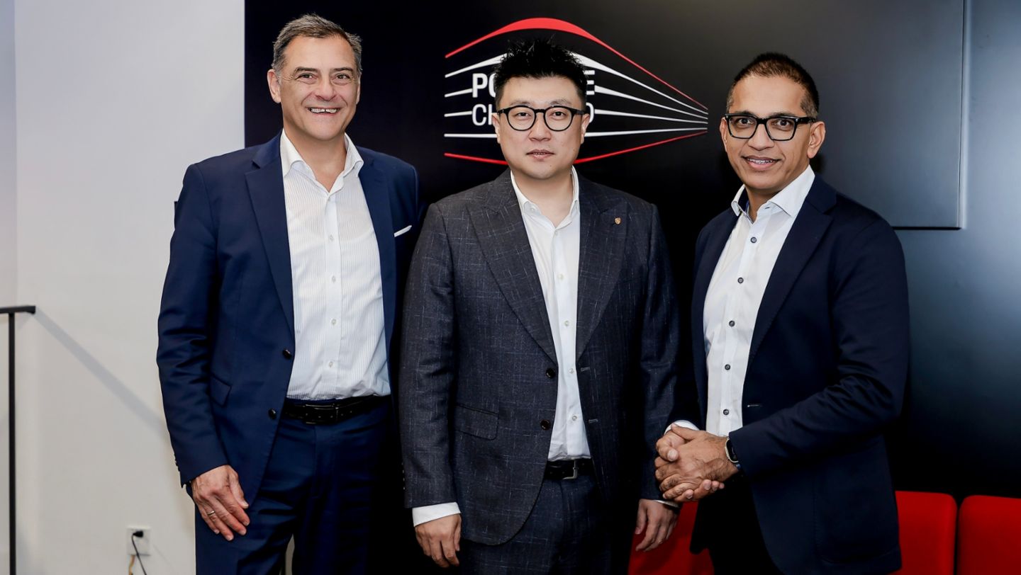  Dr. Michael Steiner, Stellvertretender Vorstandsvorsitzender und Mitglied des Vorstandes, Forschung und Entwicklung; Li Nan, Leiter des F&E-Zentrums China und Leiter der technischen Abteilung von Porsche China; Sajjad Khan, Mitglied des Vorstandes, Car-IT (l-r); Porsche China R&D, Shanghai, China, 2025, Porsche AG