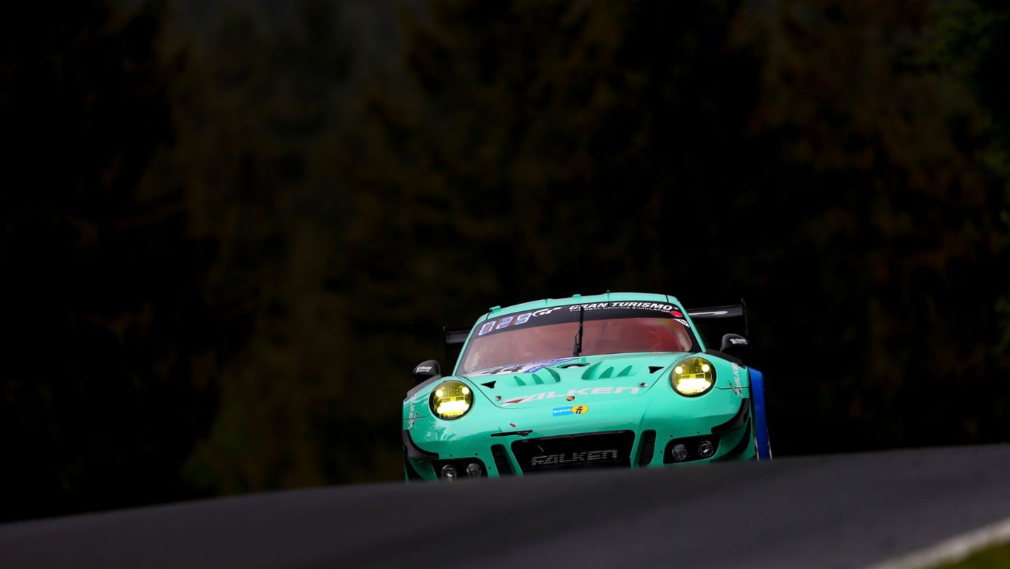 第一场排位赛中Falken Motorsports车队的 911 GT3 R