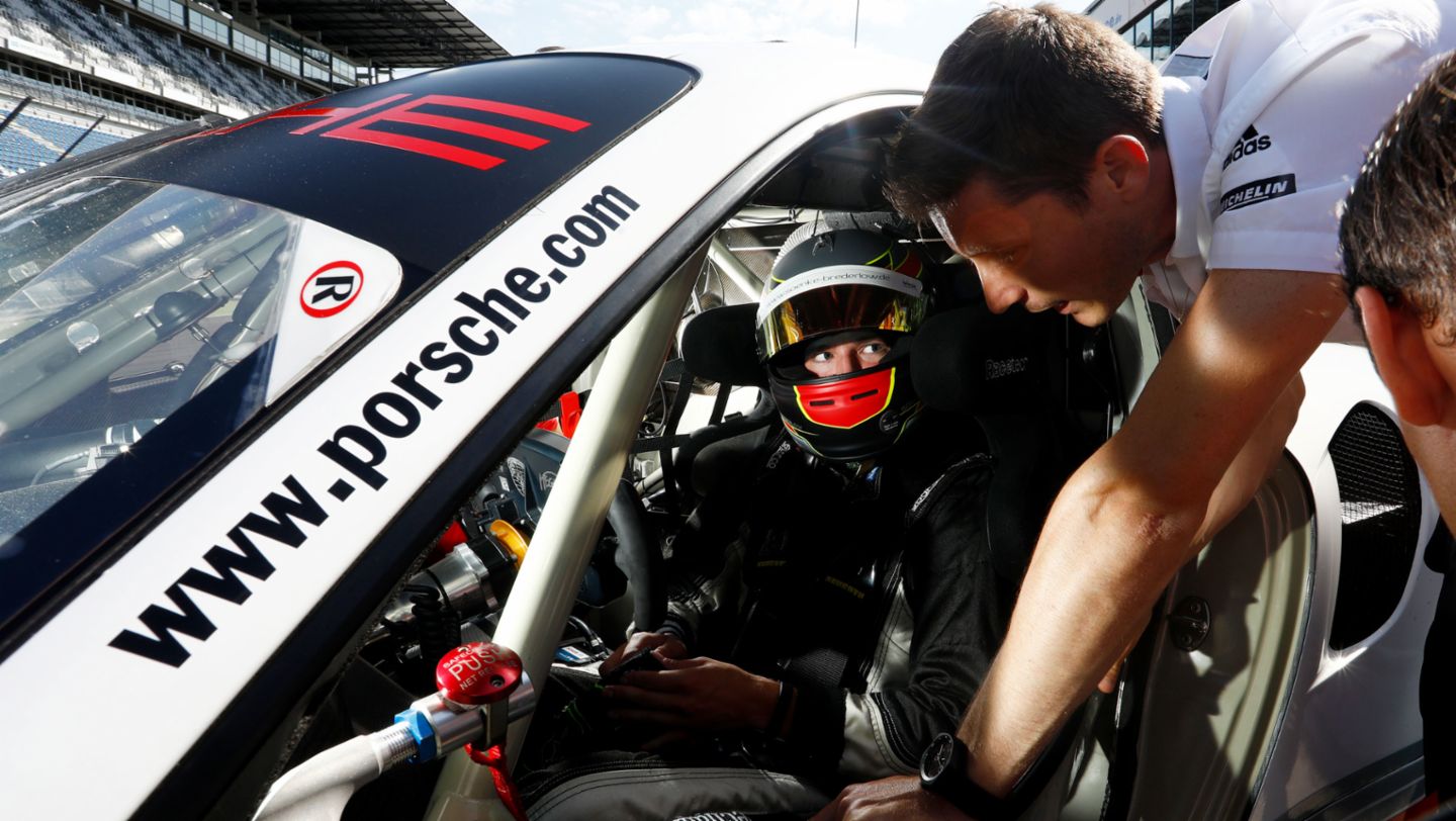 Journalist, Kevin Estre, l-r, Porsche Motorsport Tracktest, 2017, Posche AG