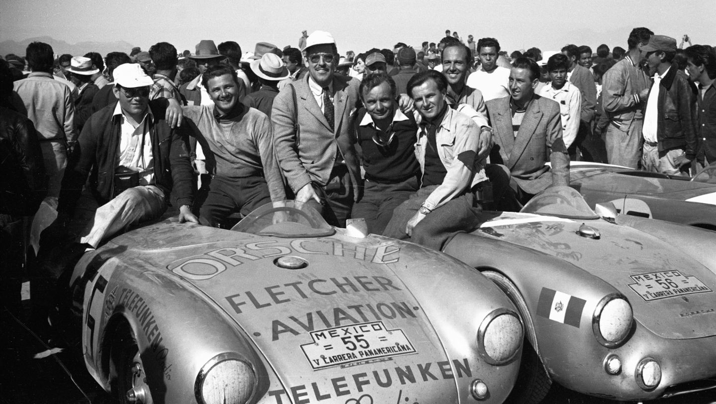 Herbert Linge (l.-r.), Hans Herrmann, Huschke von Hanstein, Jaroslav Juhan, Porsche 550 Spyder, Carrera Panamericana, 1954, Porsche AG