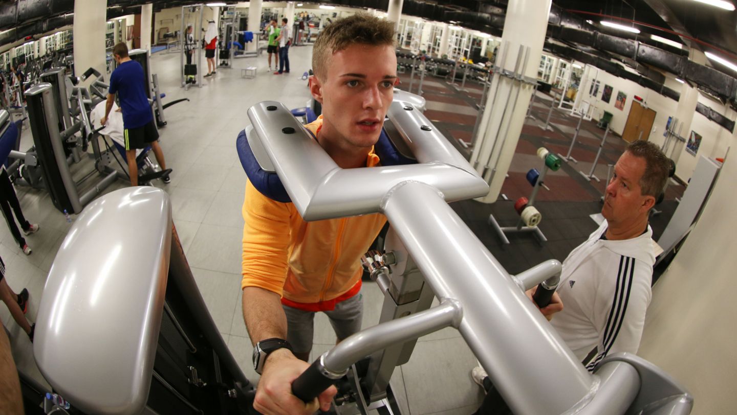 Matteo Cairoli, Porsche Cup Scholarship Gewinner, Fitness Camp, Doha, Katar, 2015, Porsche AG