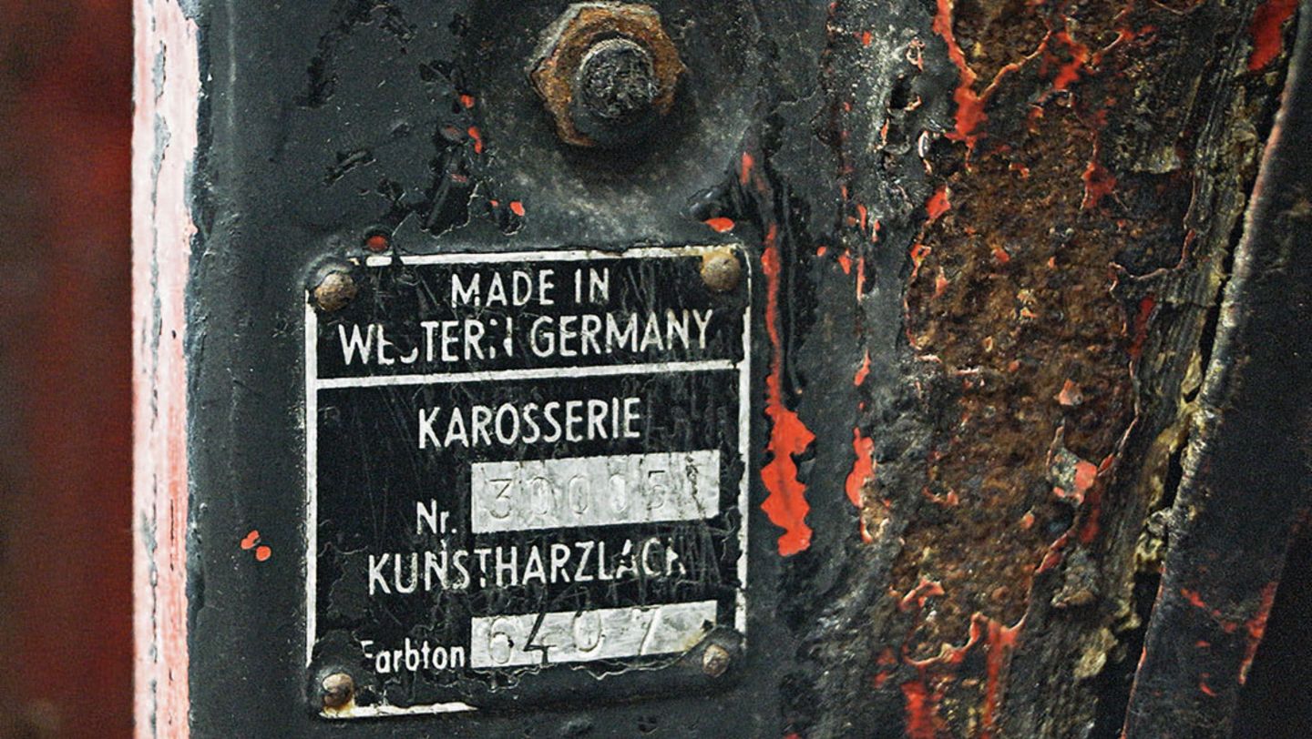 Schild im Porsche 901 mit Angaben zum Fahrzeug, Porsche AG
