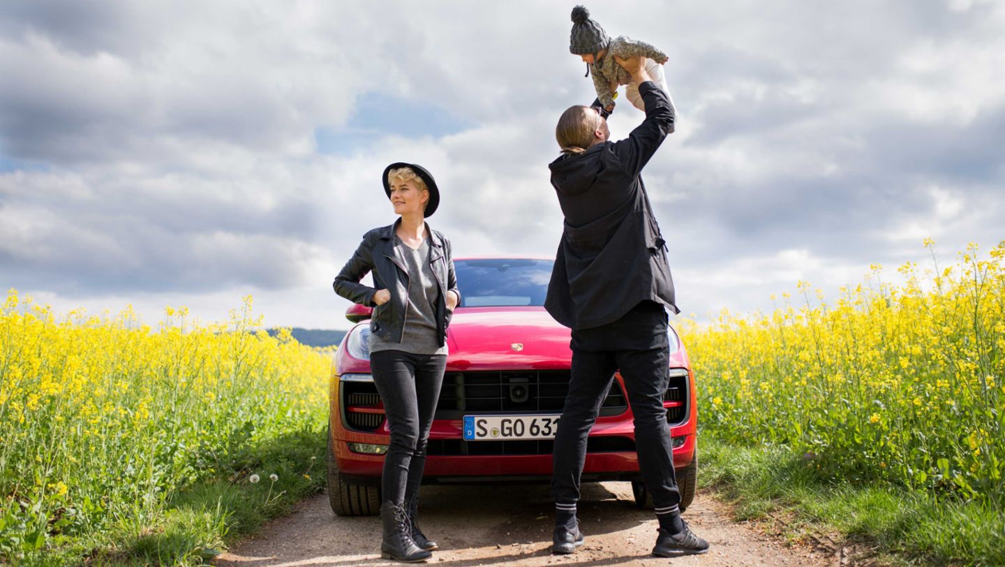 Mia Bühler, Thies Janknecht mit Sohn Neon, l-r, Macan GTS, Stuttgart, 2017, Porsche AG