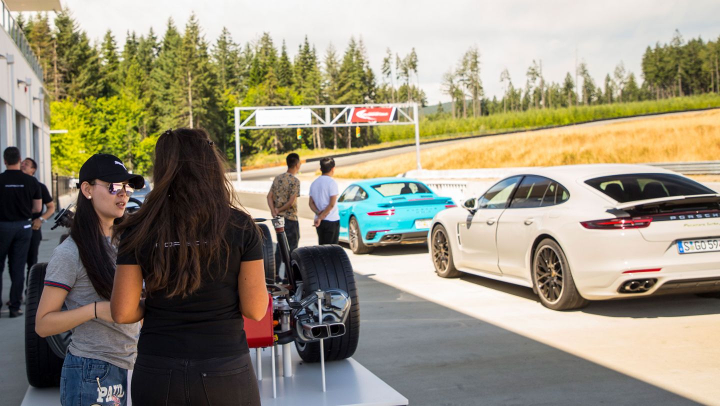 Journalists, 911 Turbo S, Panamera Turbo S E-Hybrid, Vancouver Island Motorsport Circuit, Canada, 2017, Porsche AG
