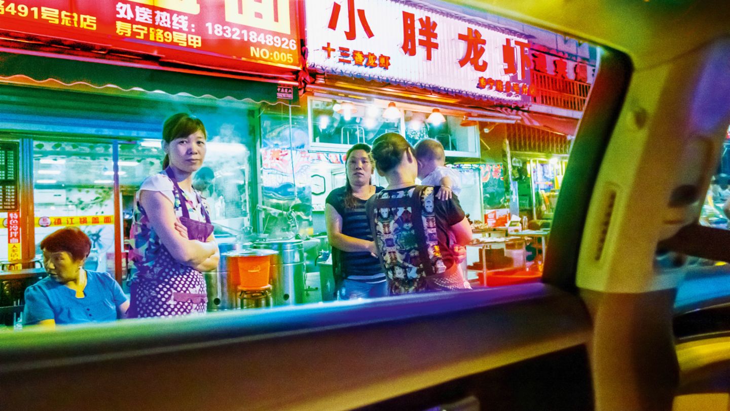 Menschen in Shanghai, Erkundungstour mit dem Panamera Turbo Executive, 2015, Porsche AG