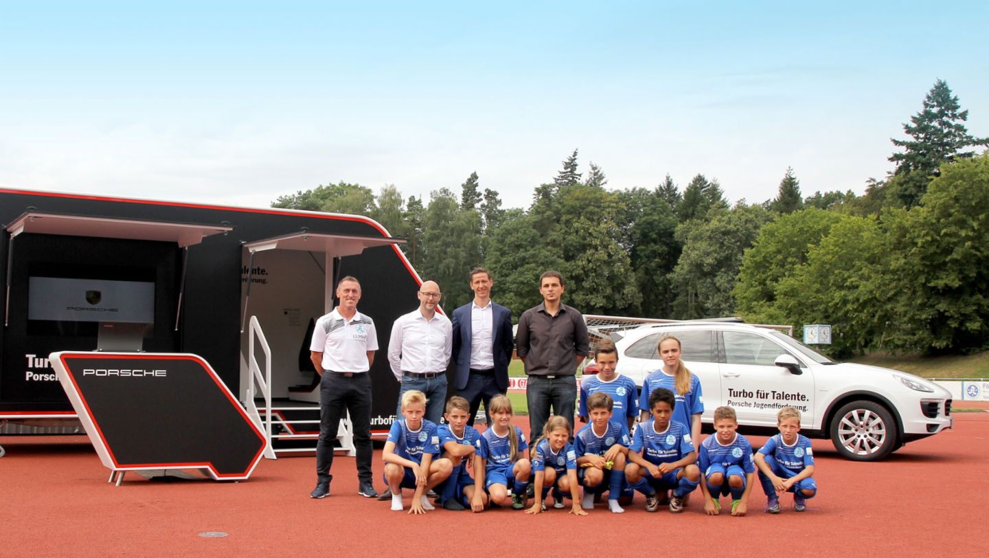 Dieter Märkle, Leiter Nachwuchsleistungszentrum Stuttgarter Kickers, Oliver Eidam, Leiter Markenpartnerschaften & Sponsoring Porsche AG, Marc-Nicolai Pfeifer, Kaufmännischer Leiter Stuttgarter Kickers, Simeon Geronikolakis, Sportmediziner, Fußball-Feriencamp, Stuttgarter Kickers, Stuttgart, 2016, Porsche AG