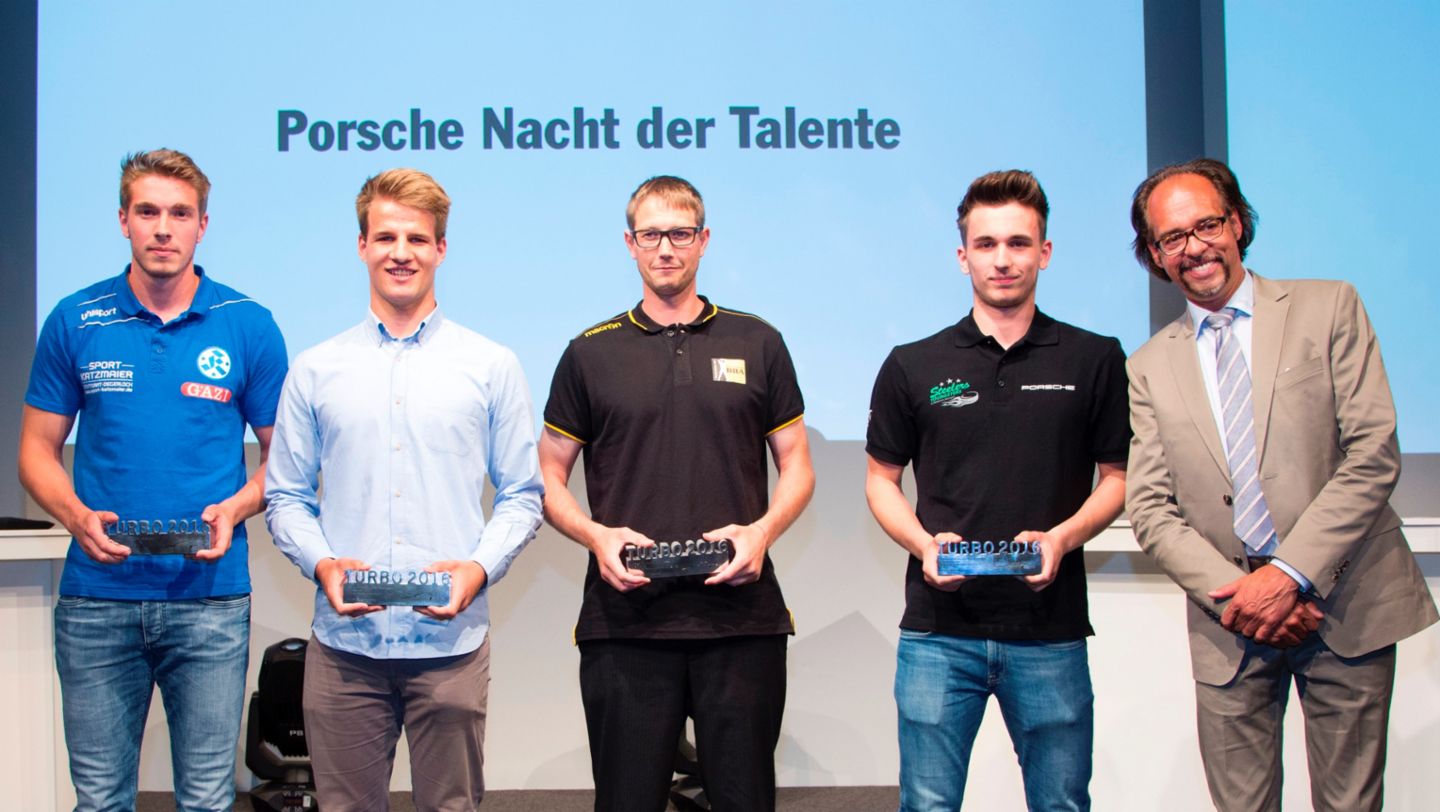Noah Sautter, Mika Wilhelm, Trainer Ross Jorgusen (in Vertretung von Lukas Herzog), Patrick Golombek, Laudator Christoph Sonntag, (l-r), Außergewöhnliches soziales Engagement, Porsche Nacht der Talente, Zuffenhausen, 2016, Porsche AG