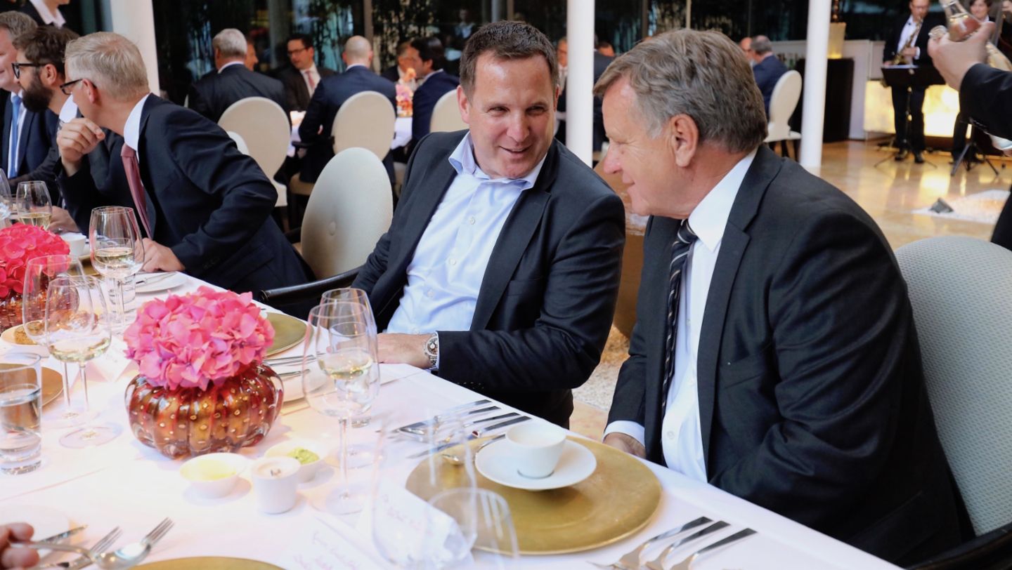 Jens Hasselbächer, Mitglied des Vorstandes der AXA Konzern AG, Hartmut Mehdorn, ehemaliger Vorstandsvorsitzender Deutsche Bahn AG, 2017, Porsche AG 