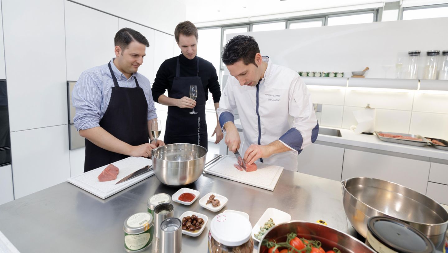 Koray Yazici, Robin Arndt, Porsche consultants, Vincenzo Paradiso, Chef and Coach, l-r, Cooking course, Böblingen, 2017, Porsche Consulting GmbH