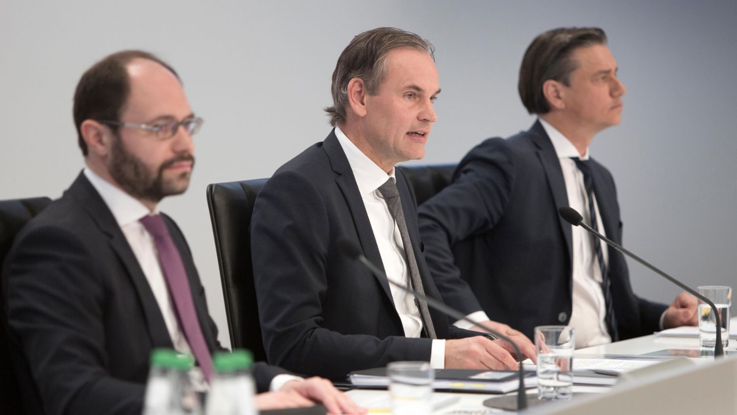 (l-r) Josef Arweck, Leiter Öffentlichkeitsarbeit und Presse, Oliver Blume, Vorstandsvorsitzender, Lutz Meschke, Mitglied der Vorstandes, Finanzen und IT, Jahrespressekonferenz, 2016, Porsche AG