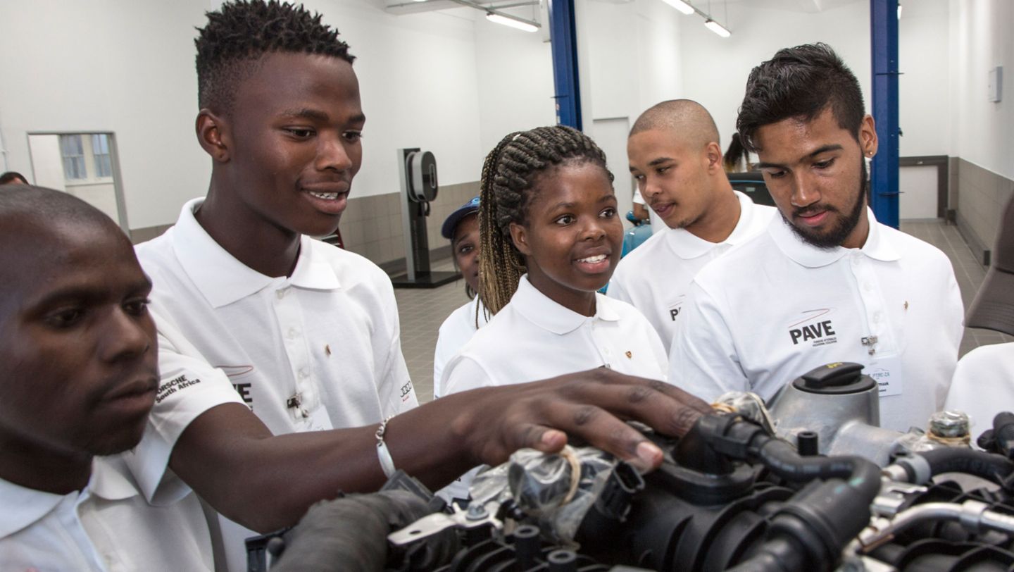 Schüler des ersten Ausbildungsjahrgangs, Werkstatt des Porsche Training and Recruitment Center South Africa, Kapstadt, 2017, Porsche AG