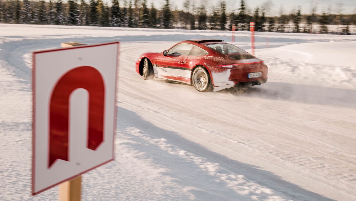 在芬兰Levi举行的保时捷凌驾风雪活动中的911 Carrera 4S