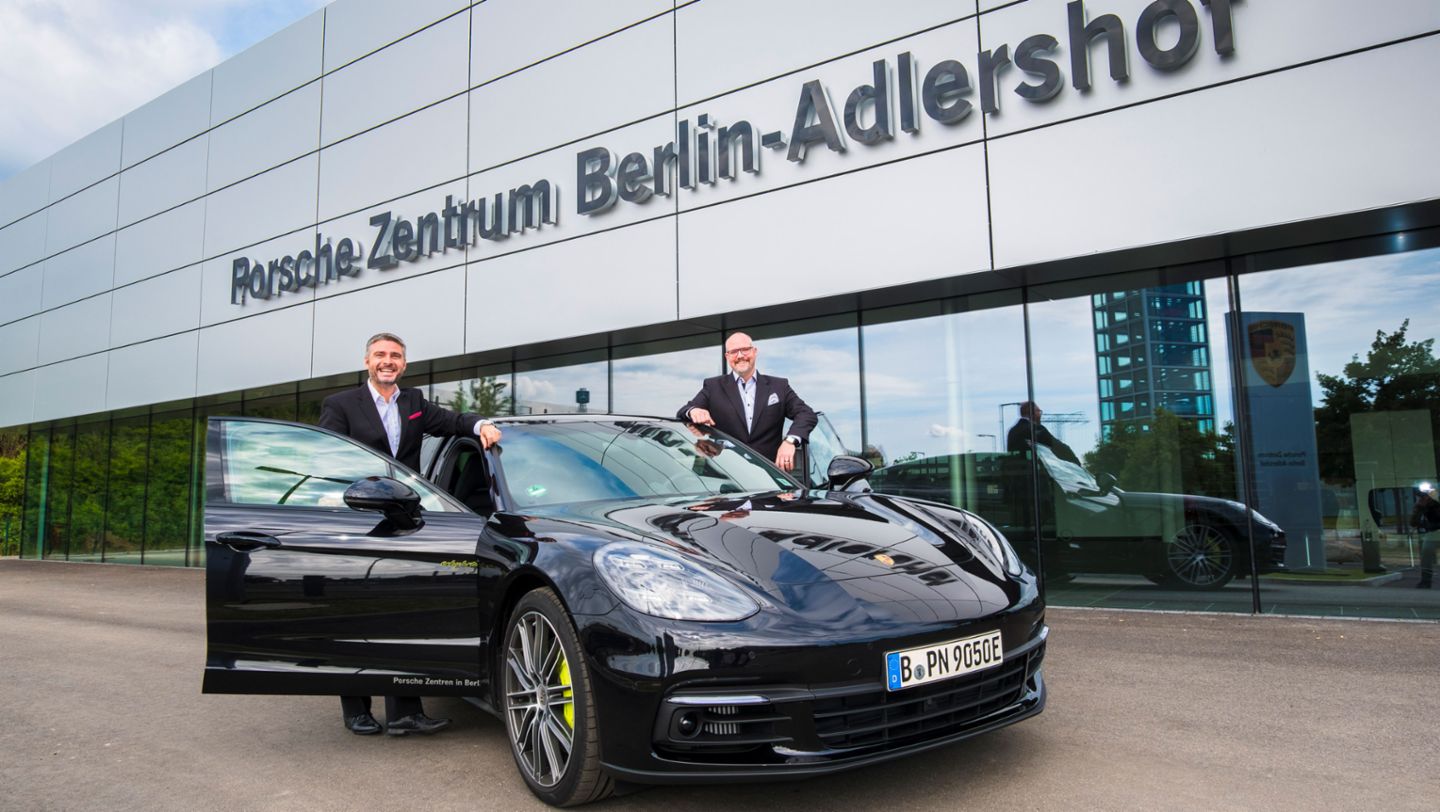 Heinz Moreira, Geschäftsführer Porsche Niederlassung Berlin-Adlershof, Patrick Henkel, Vorsitzender der Geschäftsführung der Porsche Niederlassungen Berlin, Panamera 4 E-Hybrid, Porsche Zentrum Berlin-Adlershof, 2017, Porsche AG