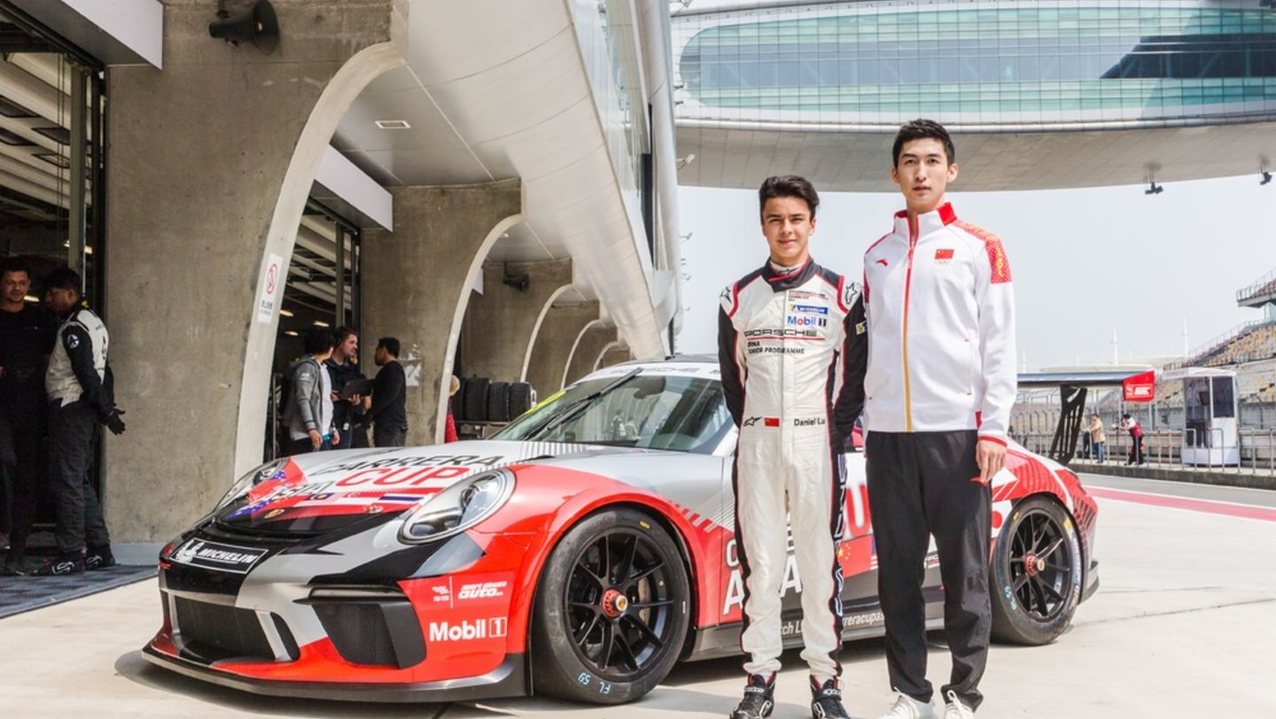 脱颖而出的16岁保时捷中国青年车手陆文龙与武大靖在新款保时捷911 GT3 Cup前合影